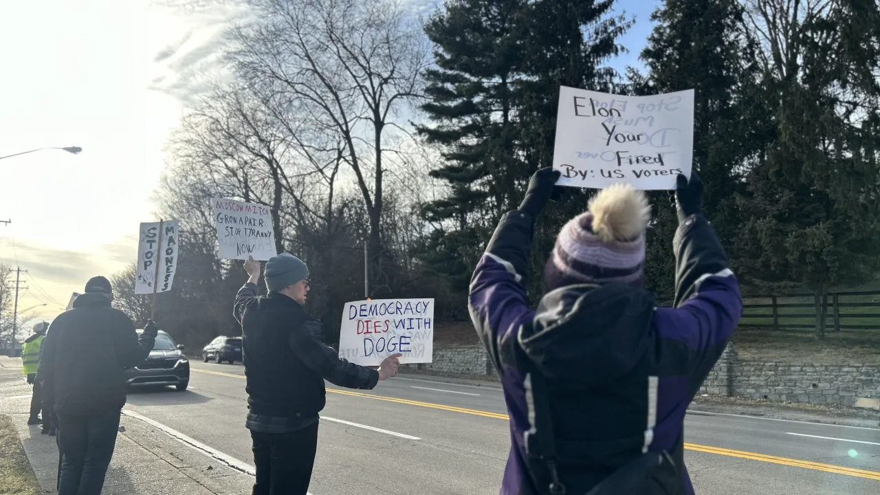 Fort Wright protestors against ‘unchecked power grab,’ criticize Musk and McConnell